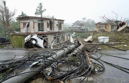 Snažan tajfun pogodio Japan: Dvoje je mrtvo, a 60 ozlijeđeno