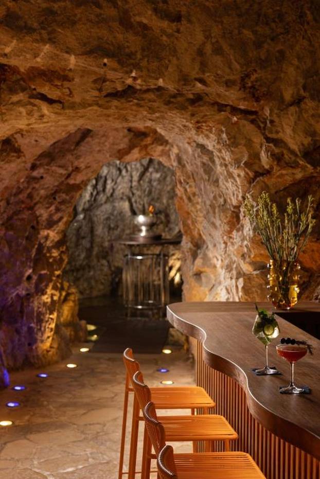 FOTO Hotel u Dubrovniku ima koktel bar u stijeni nad morem!