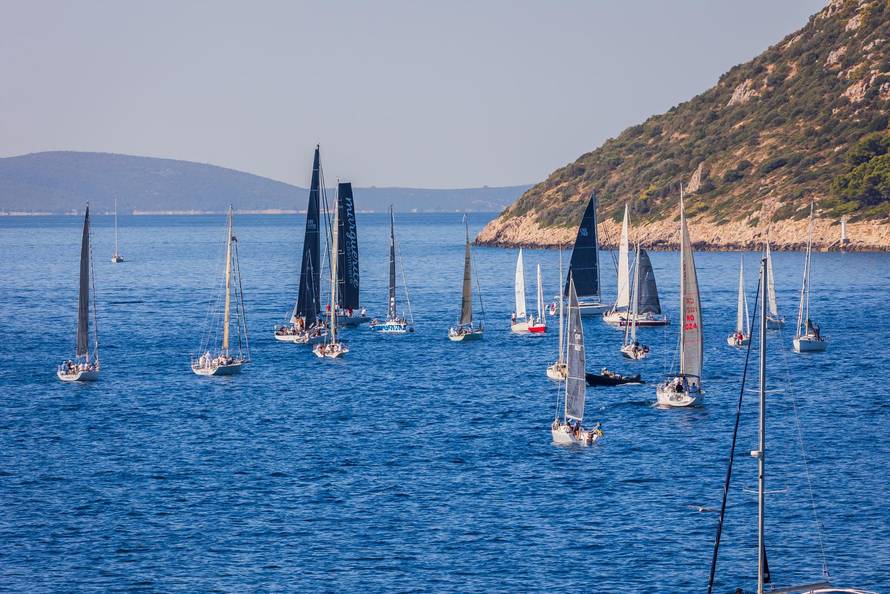Split:  Pogled sa Sustipana na start Mrduljske Regate
