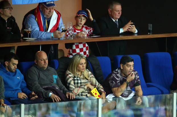 Zagreb: Maradona i njegova djevojka strastveno navijaju na me?u parova Davis Cupa