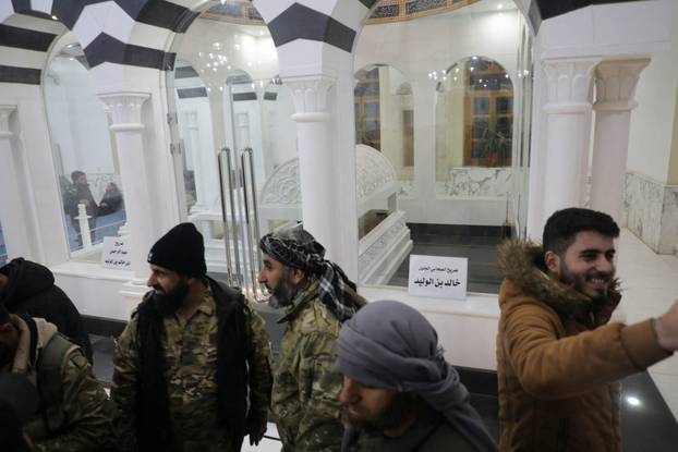 Syrian rebels gather in Homs