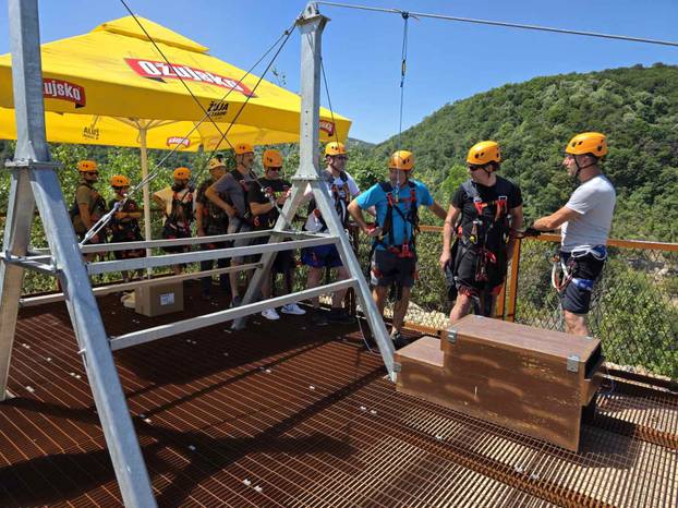 FOTO Adrenalinska atrakcija u Orahovici - zip line preko jezera!