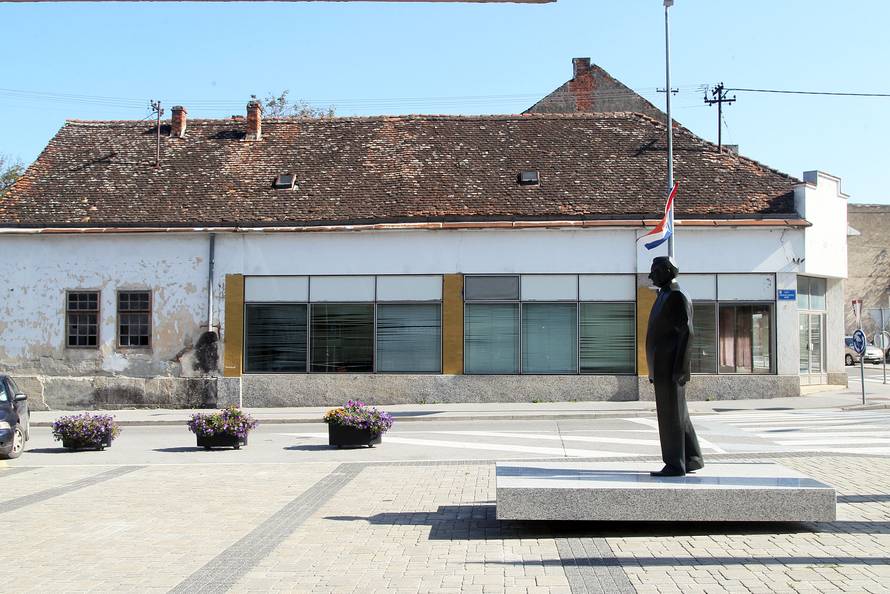 Glina se raspada, a troše preko pola milijuna na Tuđmanov kip