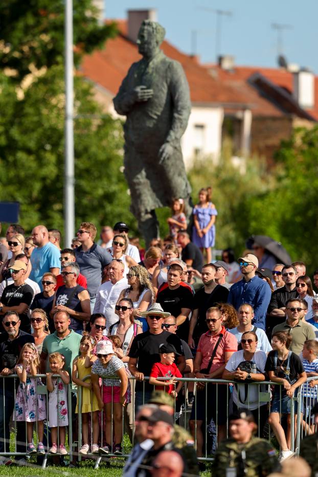 Zagreb: Građani s raznih lokacija prate vojni mimohod