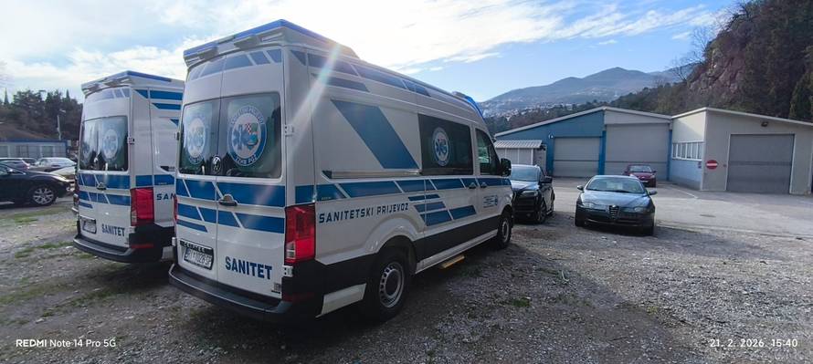 Nova vozila saniteta više od mjesec dana trunu na livadi: 'A pacijenti dugo čekaju prijevoz'