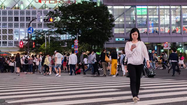 Japan prvi zabranio istodobno hodanje i gledanje u mobitel
