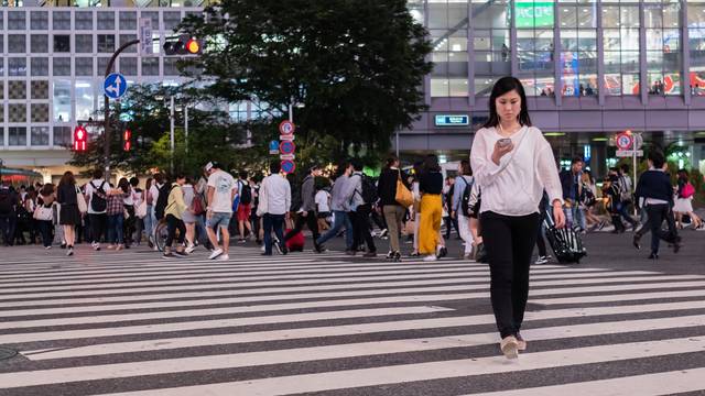 Japan prvi zabranio istodobno hodanje i gledanje u mobitel