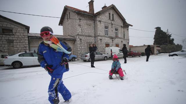 Polarna hladnoća: 'Neka škole procijene hoće li biti nastave'