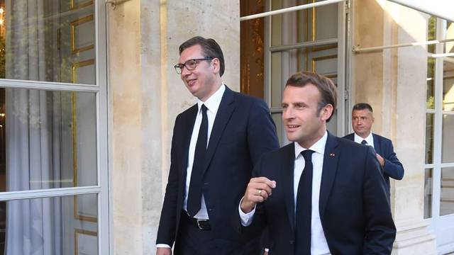 Studenti porukom 'Ti si Covid Srbije' dočekali Vučića u Parizu