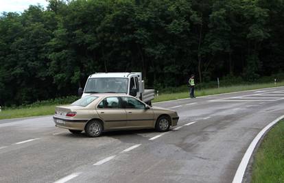 Sudarili se automobil i kamion: Ozlijeđen je vozač Peugota 407