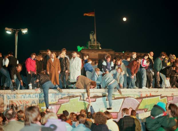 Berlin 9.11.1989 Berliner stürmen Mauer / Foto