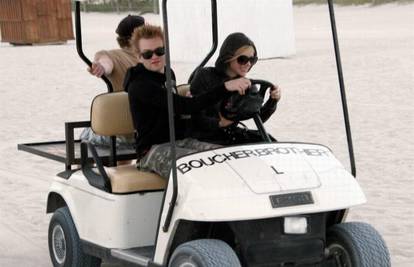 Avril Lavigne ukrala autić za golf s mužem Deryckom