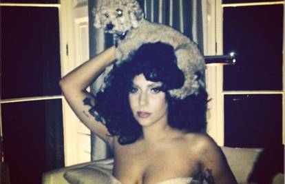 Lady GaGa stavila je psića na glavu, pretvarala se da je šešir