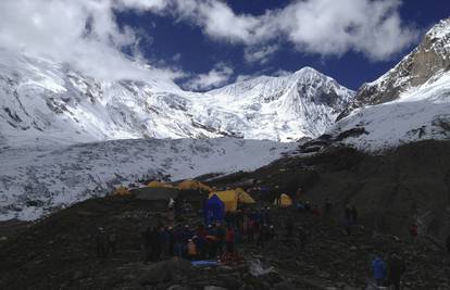 U lavini na Himalaji poginulo je najmanje 11 ljudi, 38 nestalih