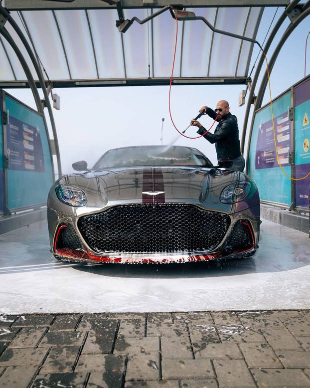 FOTO Vlasti će zaplijeniti 2,6 mil. funti braći Tate: Hvale se jurilicama, tigrovima, avionima