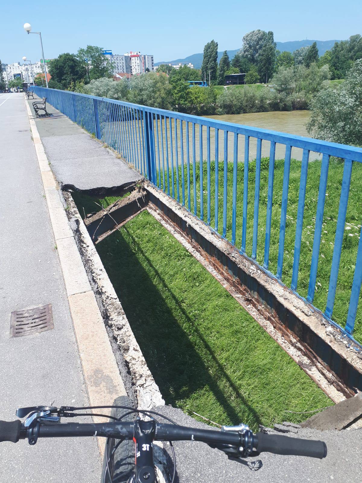 Propao Savski most u Zagrebu: Pojavila se rupa od tri metra!
