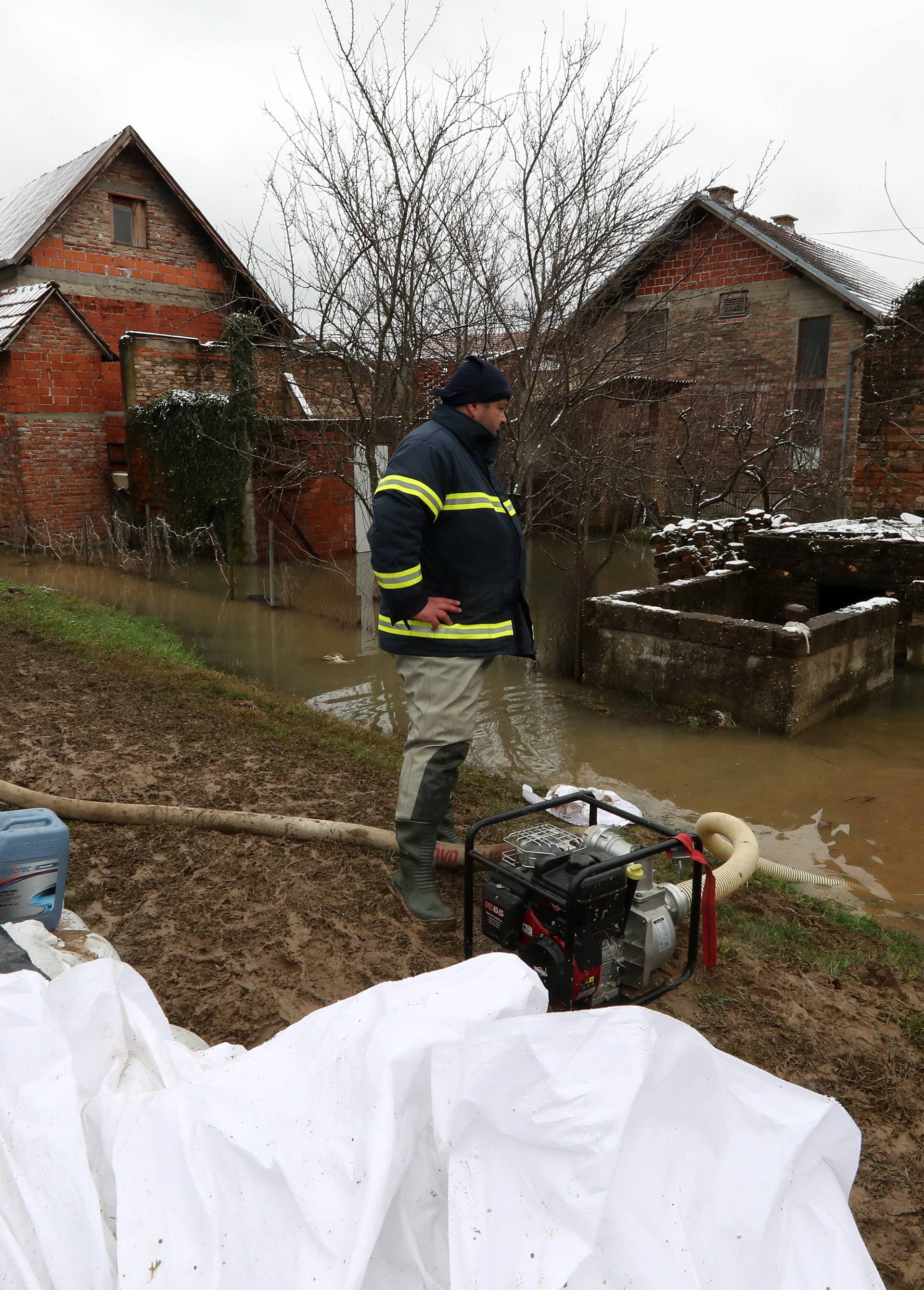 Ronioci dva sata u ledenoj vodi 'krpali' nasip kod Tanca na Uni