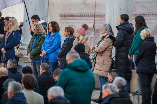 Molitelji su se okupili na Splitskom Peristilu
