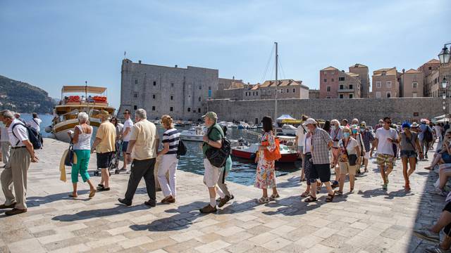 Broj turista u Dubrovniku još se uvijek ne smanjuje