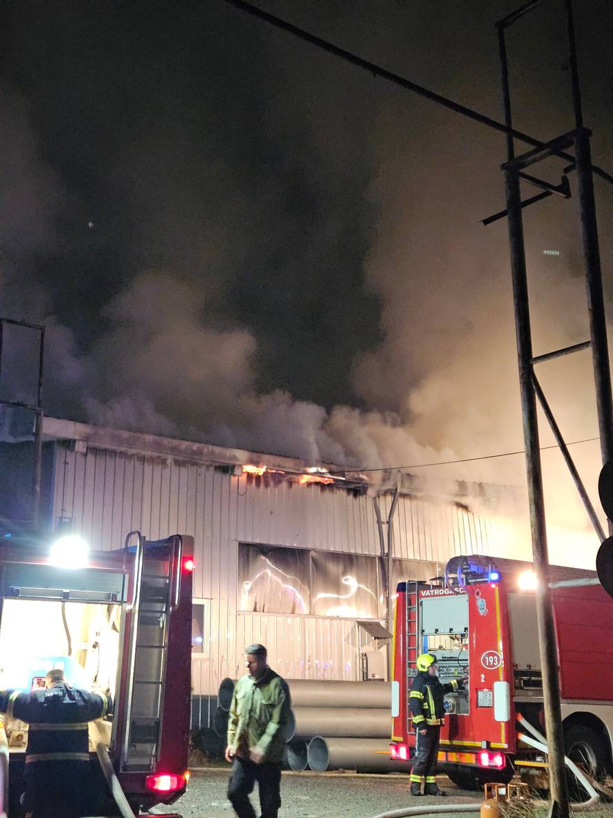 FOTO Izbio veliki požar u Ravnoj Gori: 'Nema spasa tvrtki, šteta je ogromna. Nema ozlijeđenih'