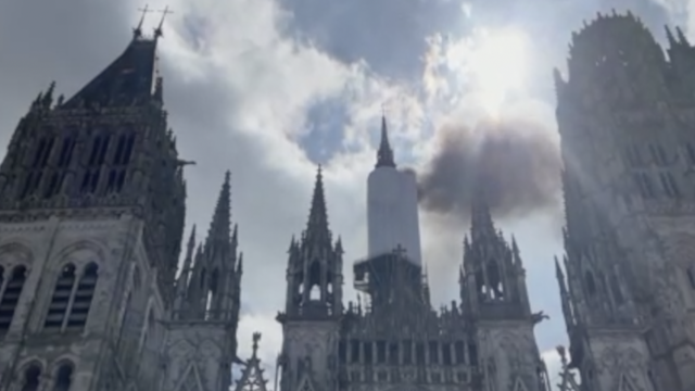 VIDEO Požar u Francuskoj, gori toranj na katedrali: 'Hitno su je evakuirali, službe su na terenu'