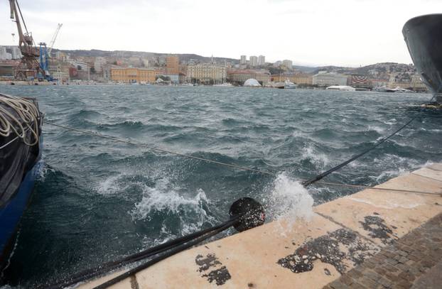 Rijeka: Olujna bura stvara valove i morsku pjenu u luci