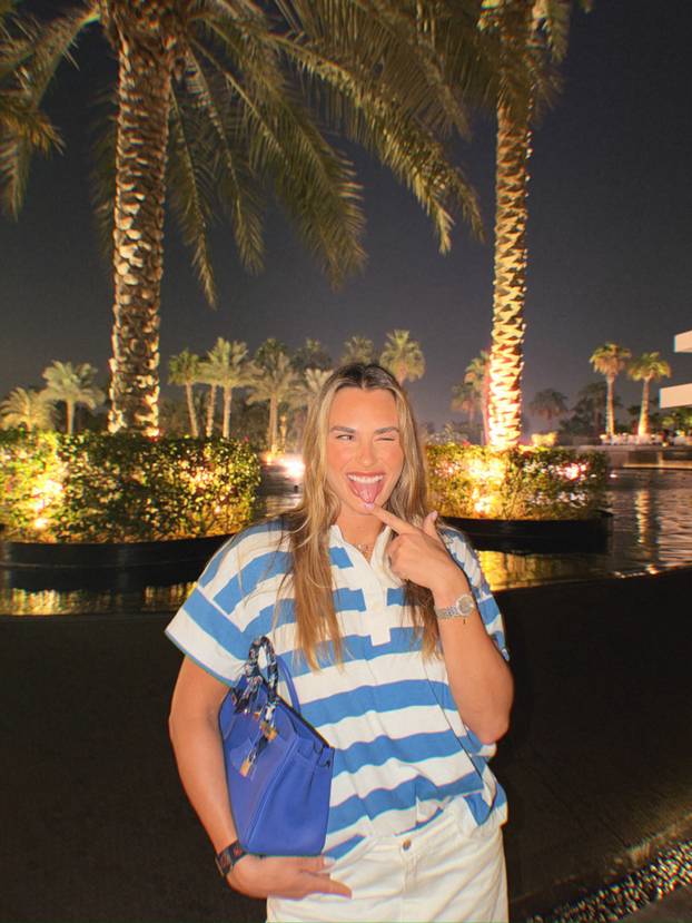 FOTO Gem, set, meč i - tangice! Najbolja tenisačica svijeta mami poglede u oskudnim izdanjima