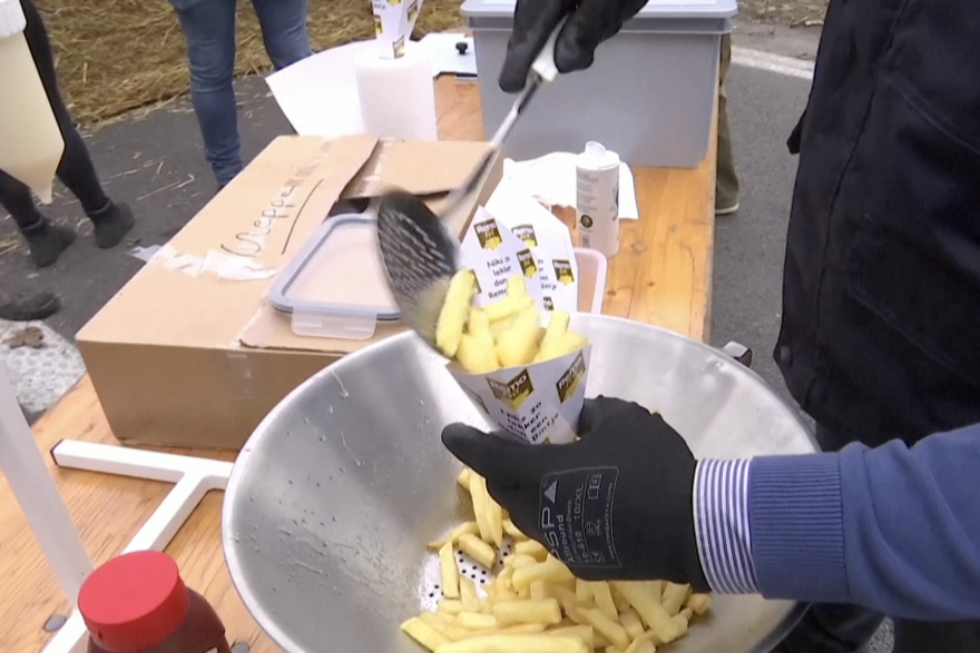 Belgija: Poljoprivrednici peku krumpiriće tijekom blokada prometnica