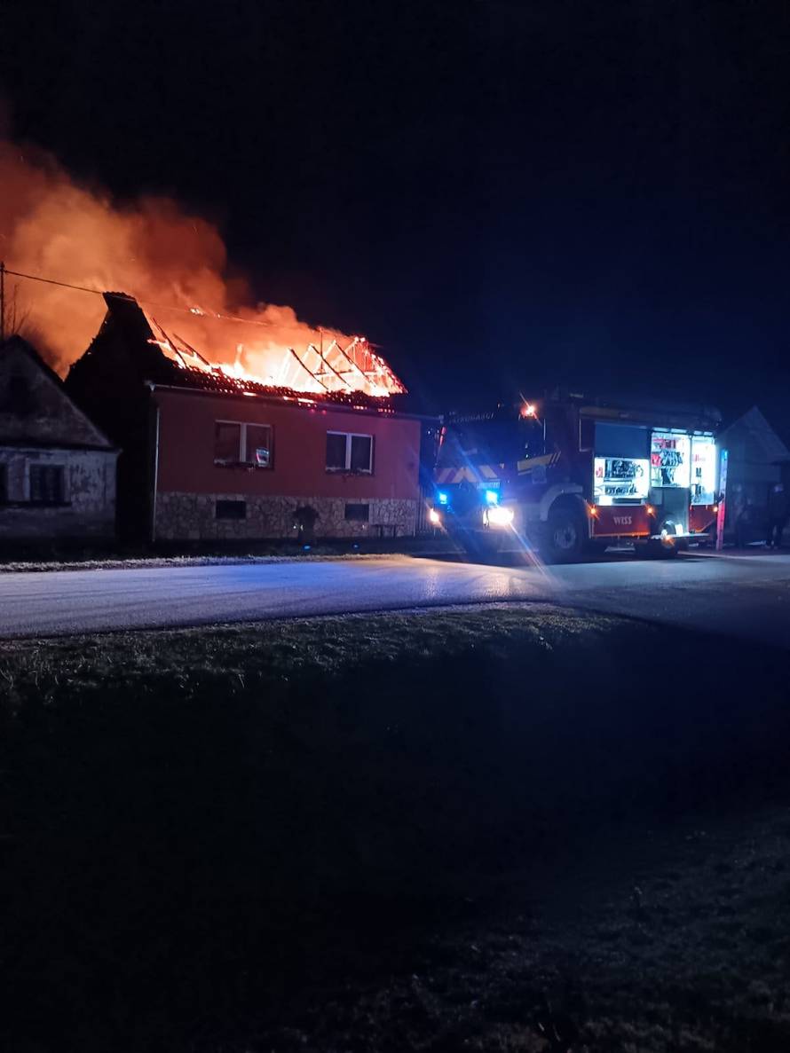 FOTO Užas kraj Slavonskog Broda: 'Žena je sama pokušala spasiti kuću, ali sve je izgorjelo'
