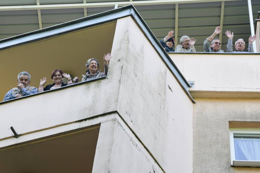 Zagreb: Djelatnici pripremili mini koncert za 102. rođendan štićenice Doma za starije osobe Maksimir