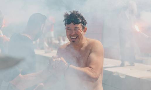 VIDEO Senzacionalni Stjepan Luk&scaron;i&cacute; preplivao je 100 km oko Bra&ccaron;a! 'Umoran, ali puna srca'