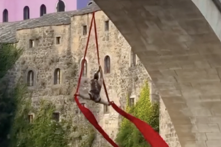 Mostar: Ples na svili na Starom Mostu