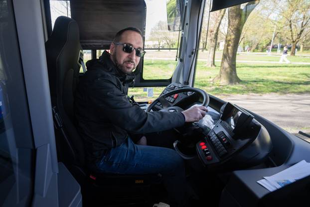 Zagreb: Tomislav Tomašević i suradnici predstavili prvi električni autobus namijenjen za javni prijevoz