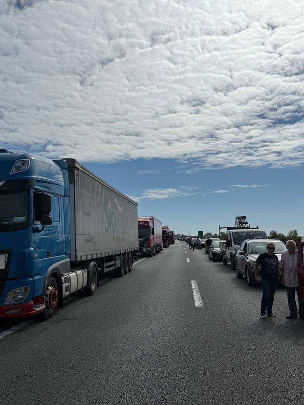 FOTO I VIDEO Galerija užasa kod Rugvice. Vatrogasci spašavali vozača, HAK: Kolona je 6 km