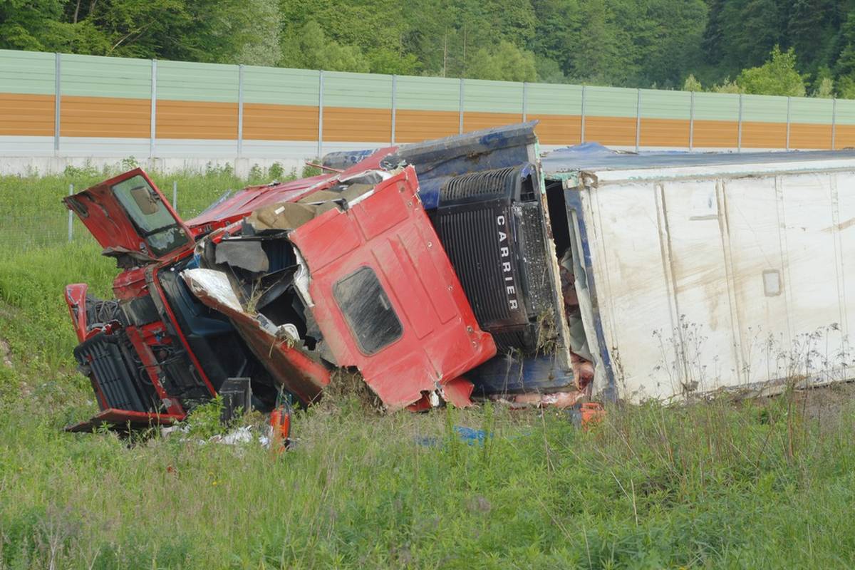 Prevrnuo se šleper pun mesa, vozač (32) je lakše ozlijeđen