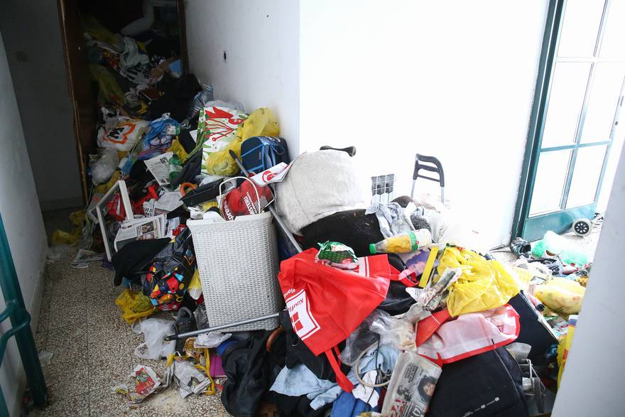 Zagreb: Čovjek sakuplja otpad u hodniku zgrade