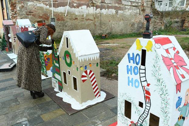 Sisak: Postavljanje adventskih kućica koje su napravila djeca