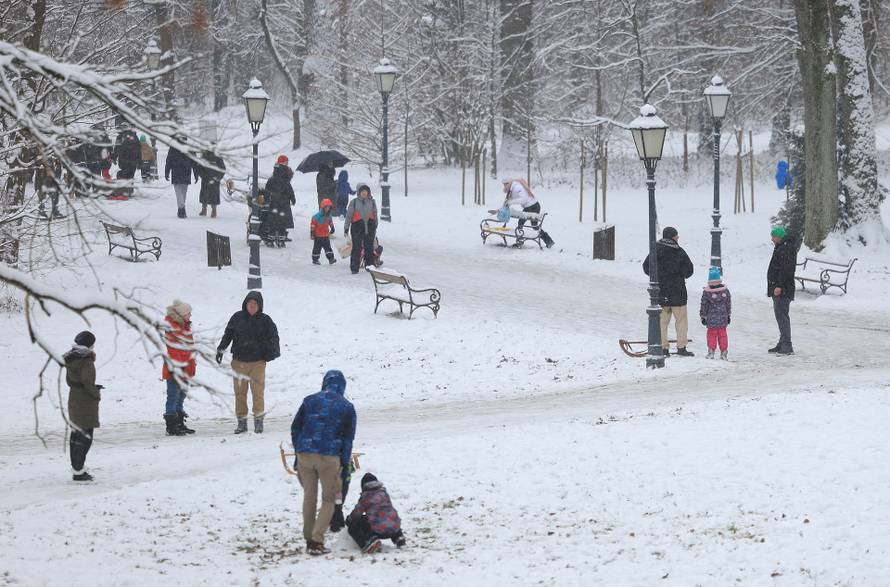 Zagreb: Maksimir, jedno od omiljenih mjesta za sanjkanje, grudanje ili šetnju po snijegu