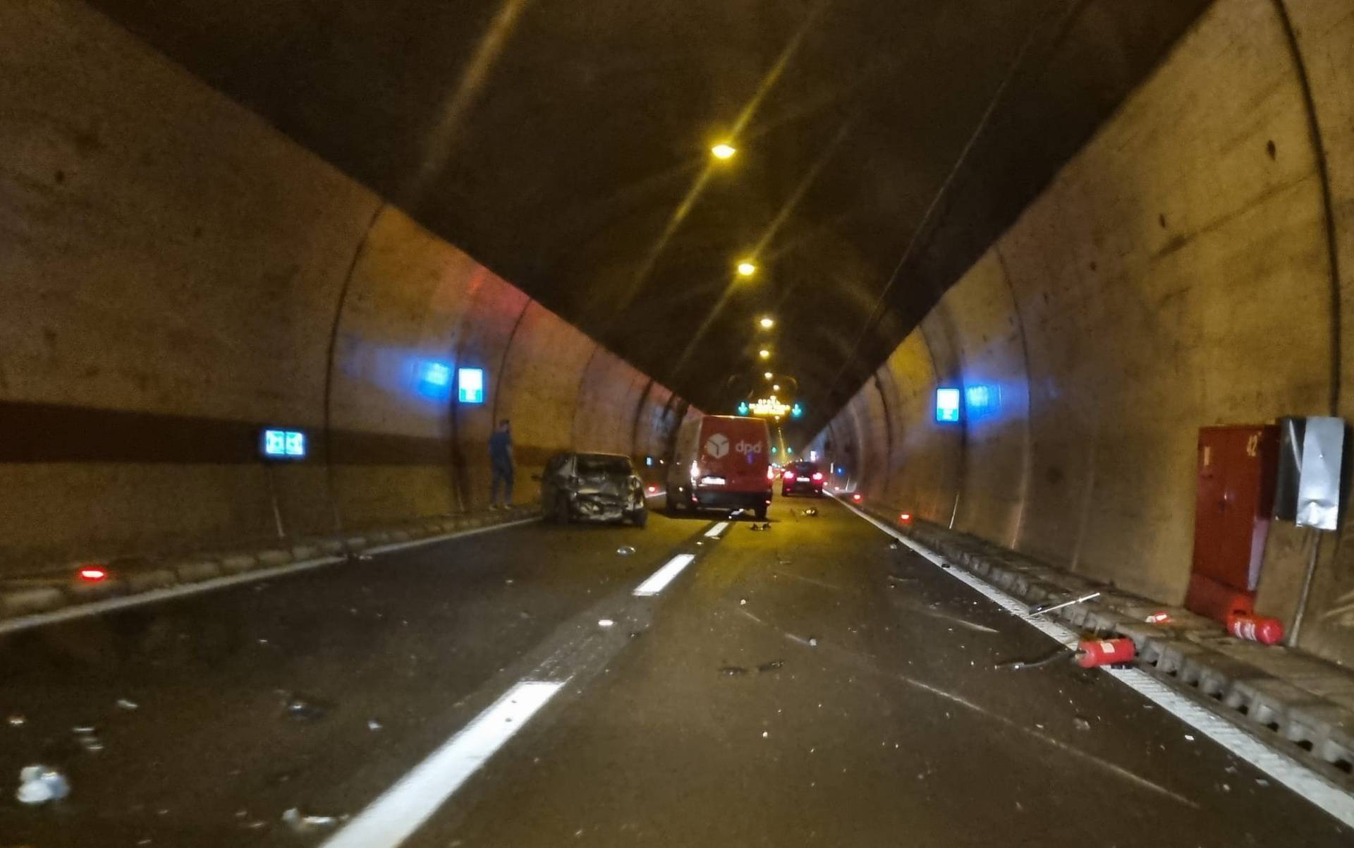 Detalji nesreće u Svetom Roku: Neoprezno pretjecao u tunelu, teško ozlijeđena oba vozača