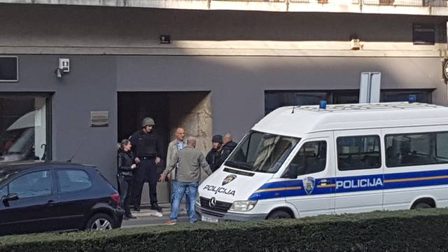 Po cesti nosio pušku? Policija privela muškarca u Bauerovoj