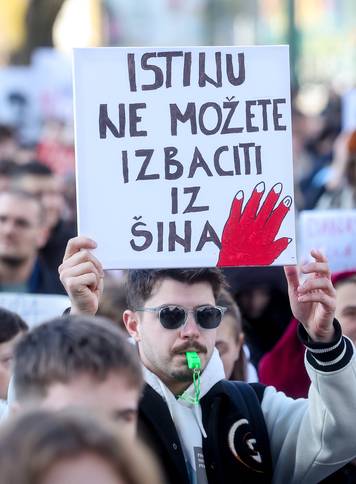 Prosvjedi u Sarajevu se nastavljaju, tra&zcaron;i se pravda za poginulog mladi&cacute;a i ozlije&dstrok;ene u tramvajskoj nesre&cacute;i