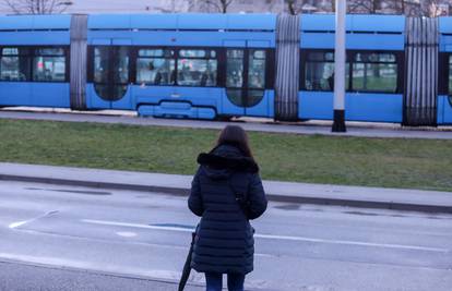 Kombi parkirao na tračnice, na Branimirovoj je nastao zastoj: 'Deset tramvaja stoji u koloni'