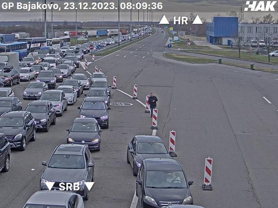 FOTO Sudari i ogromne gužve: Kod Jankomira kolona 5 km, na Bajakovu 11 km. Čeka se 12 sati!