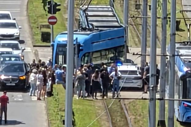 Pogledajte kaos na Jarunu gdje je tramvaj iskočio iz tračnica. Zabio se u policijski automobil