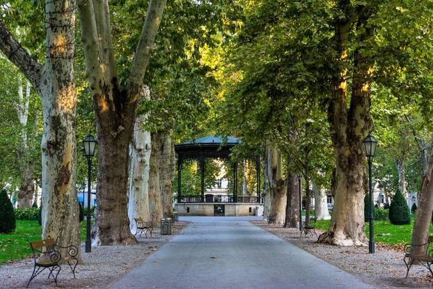 Green,Promenade,With,A,View,Of,Old,Vintage,Pavilion,In