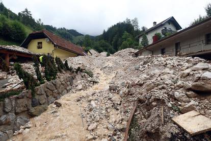 FOTO Odron zatrpao kuće nakon obilnih kiša u Sloveniji, morali su evakuirati ljude iz sela