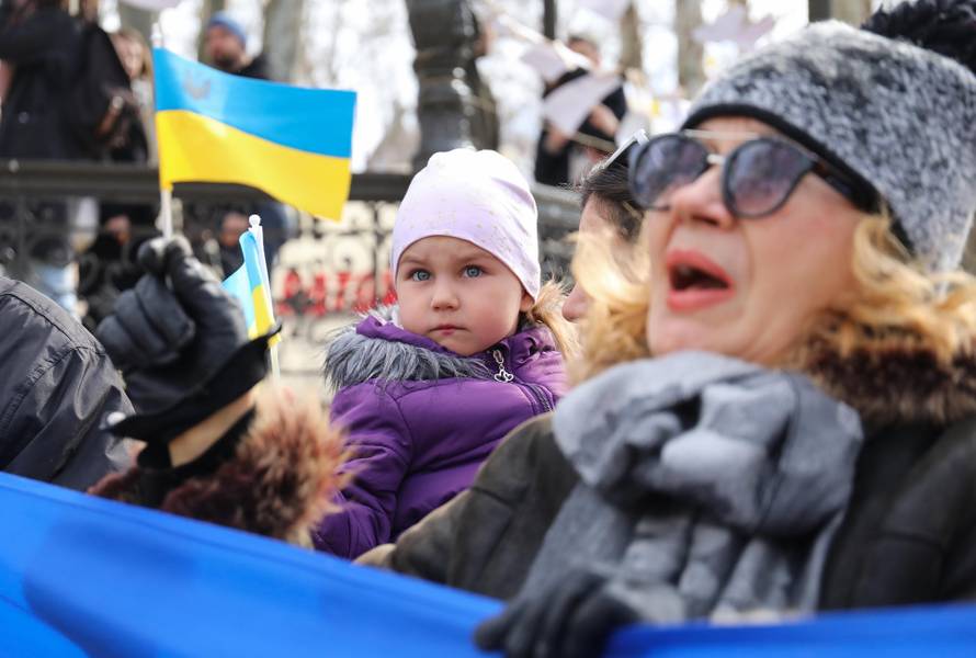 Zagrepčani i Zagrepčanke  na Zrinjevacu ostavljali poruke mira i solidarnosti u znak podrške ljudima u Ukrajini