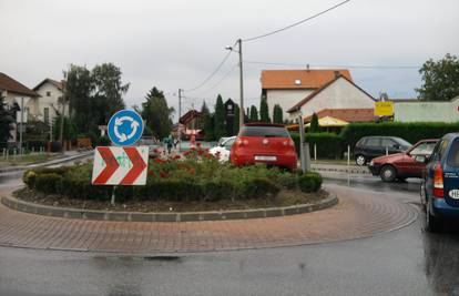 Nije pazio na sklizak kolnik i završio na otoku kružnog toka