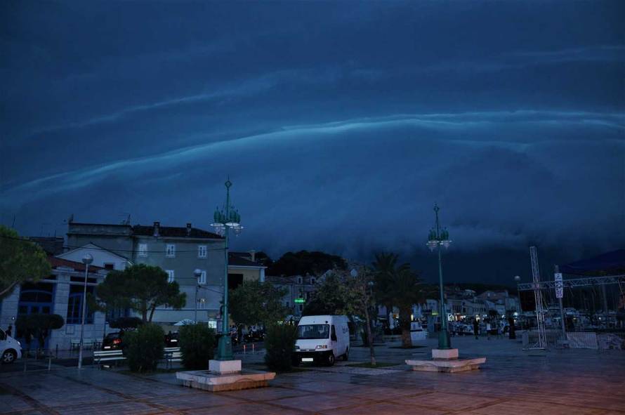 Vjetar nasukao brodove, čupao drveće, nestajalo je i struje...