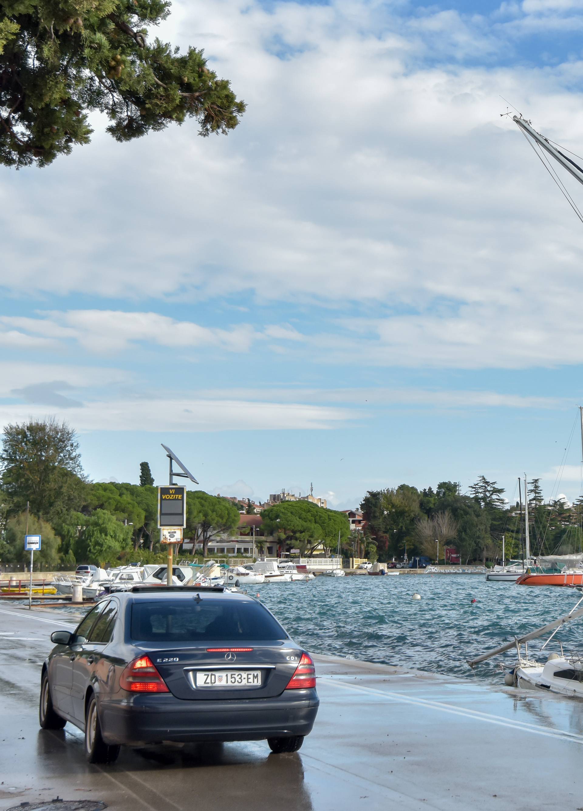 Uništena zadarska riva: Valovi su  razbacali kamene blokove...